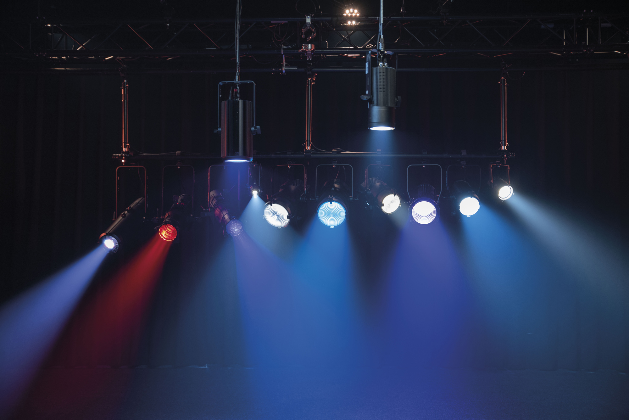 Performer 2000 RGBAL Compact 240W Fresnel LED - Showtec 33038