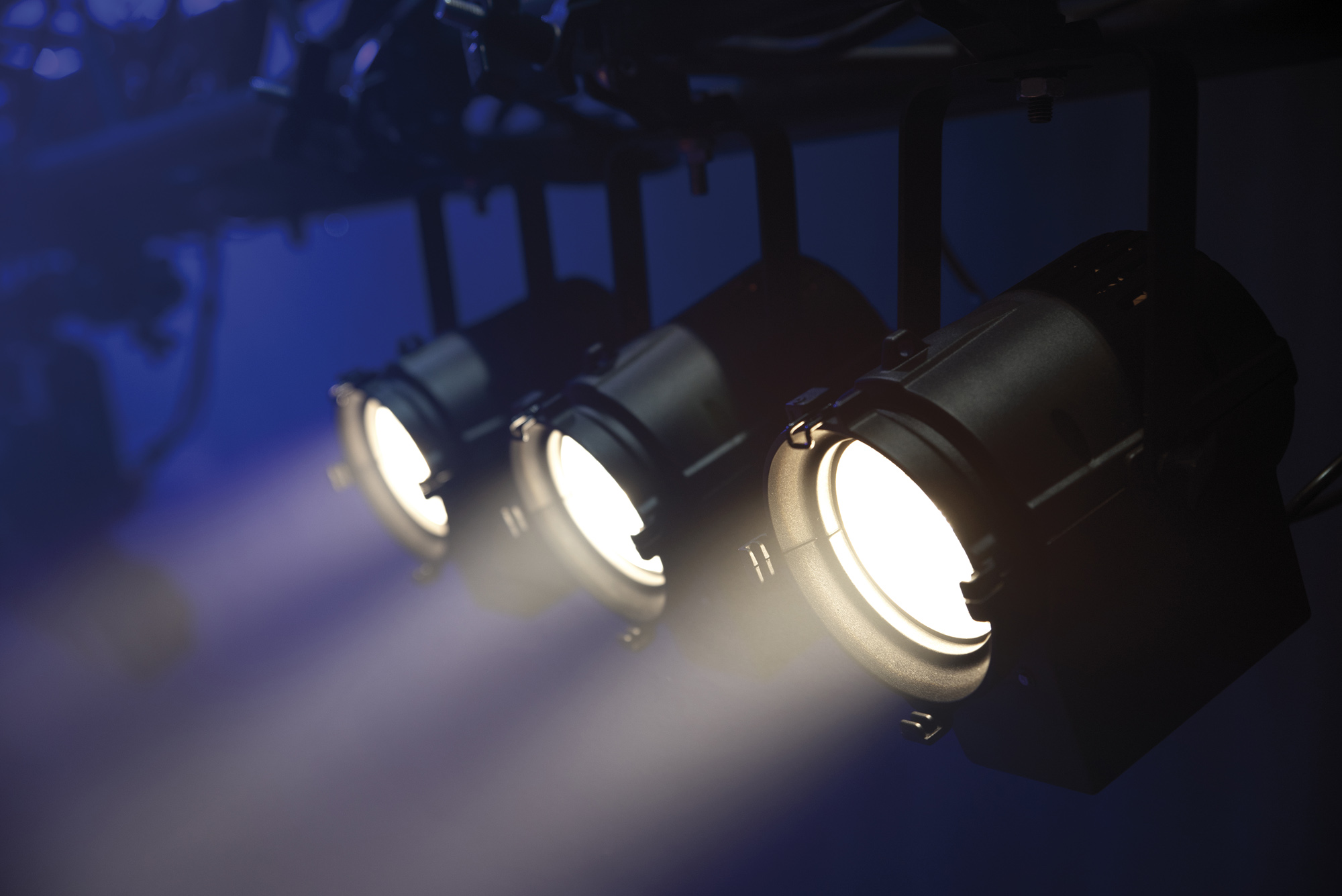 Performer Fresnel Mini DDT LED 30W Warm White compatto - Showtec 33053