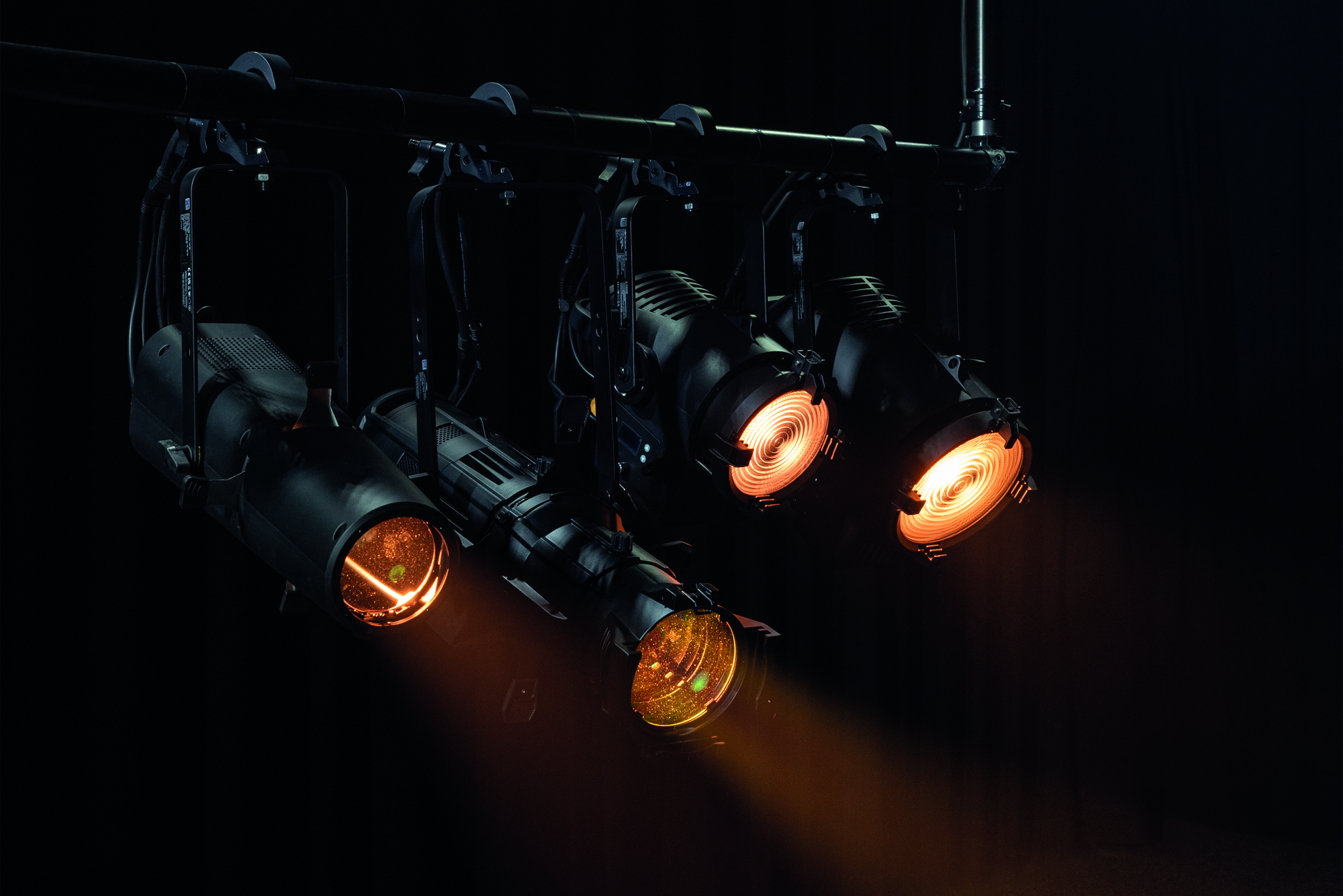 Performer Profile Zoom 150 Q6 150 W RGBACL CRI 95 Theatre LED - Showtec 33059