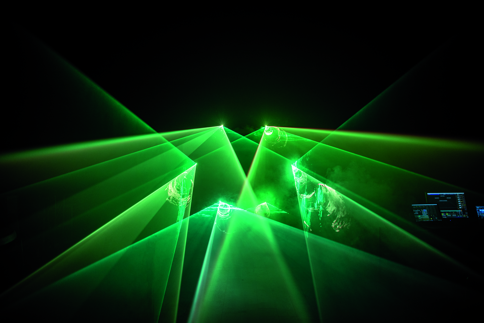 Barra laser RGB 6 fasci 600mW 32 pattern - Showtec 51348