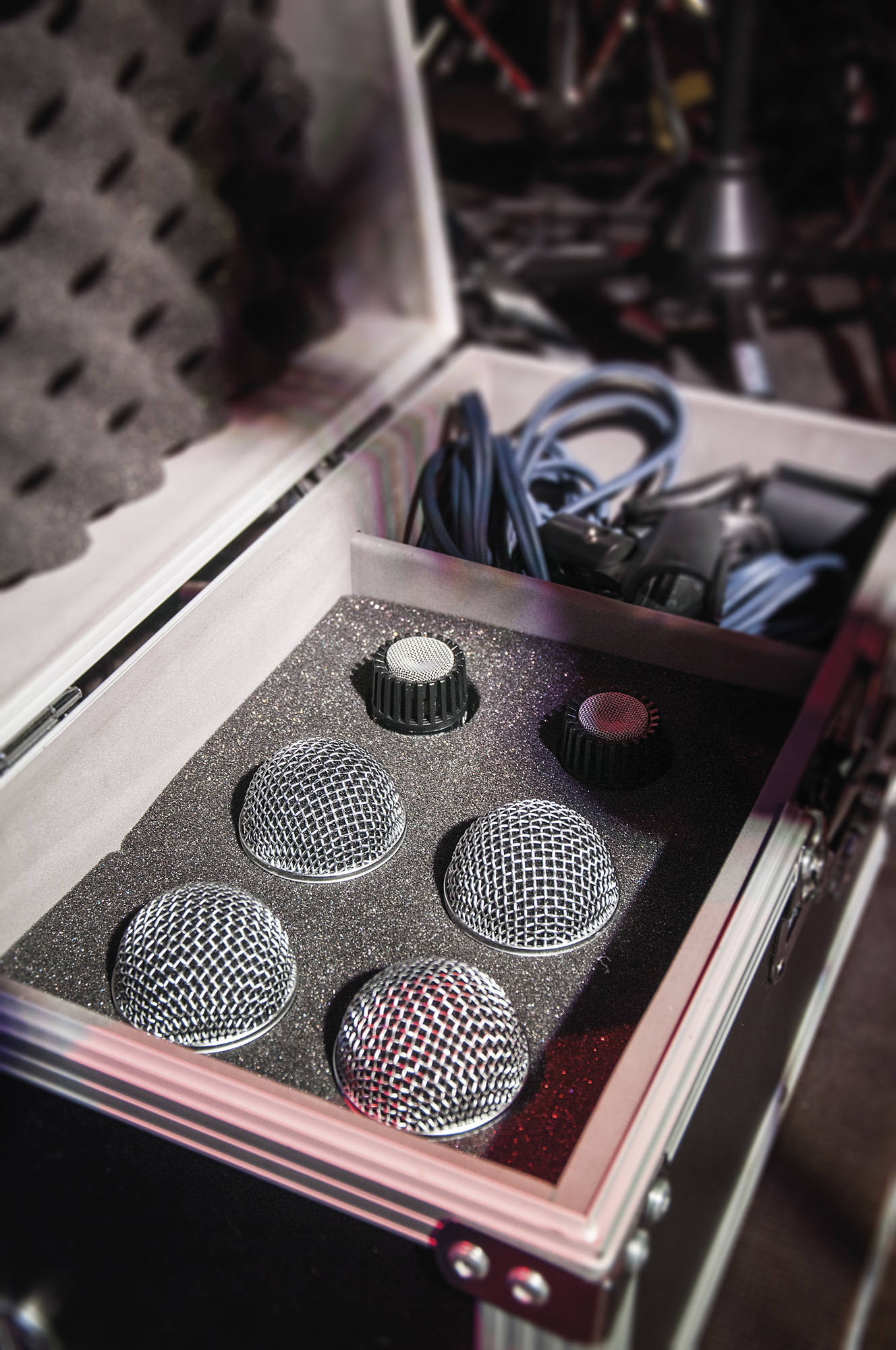 Pro Case for 6 Mics with accessory compartment and preformed foam - Showgear D7393B
